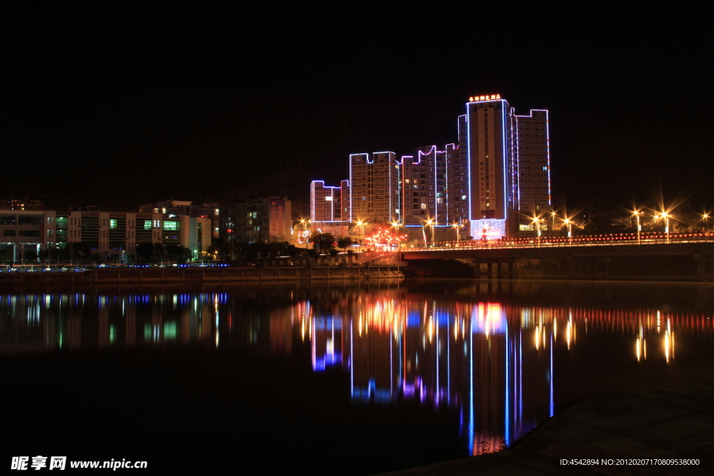 迷昜湖灯会夜景