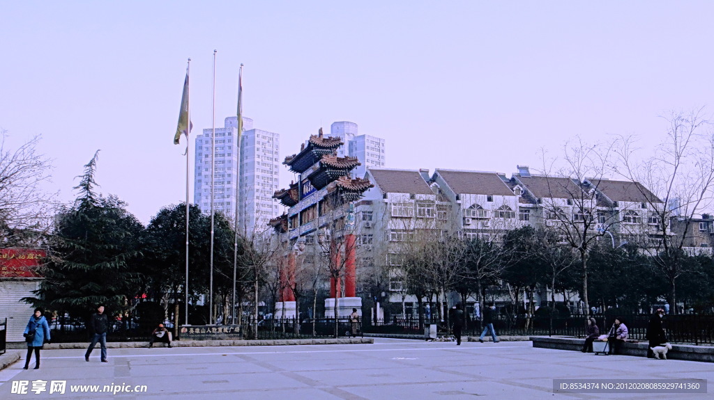广场 早晨