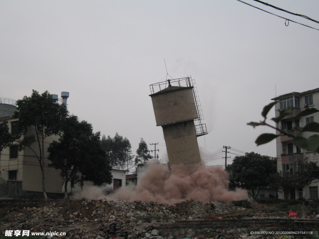 定向爆破拆除水塔