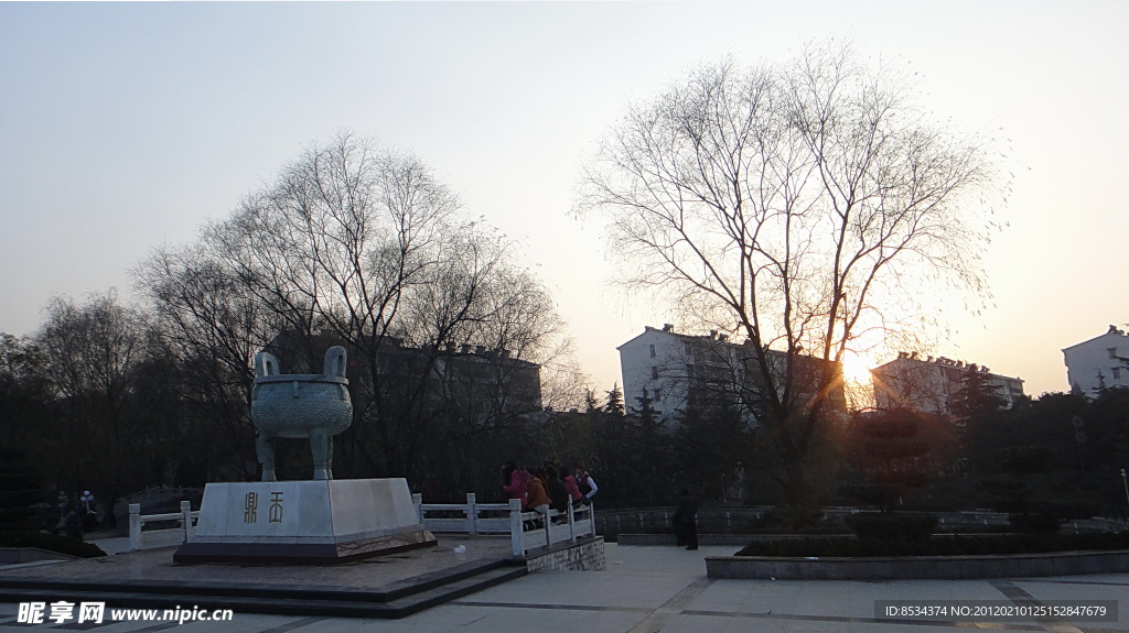 广场 早晨