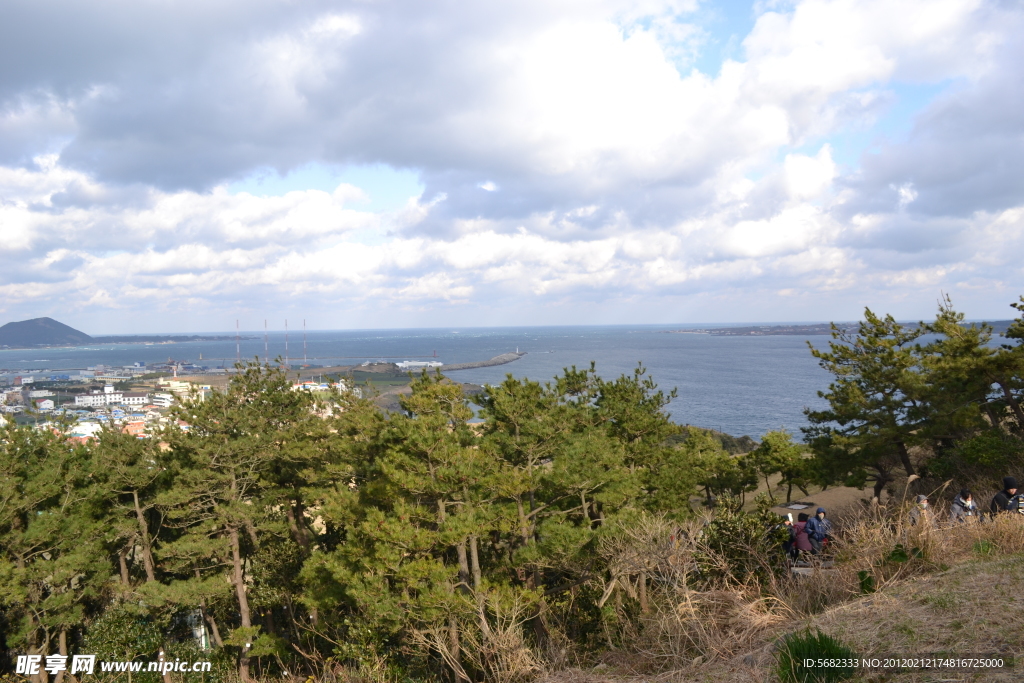 日出峰下的大海