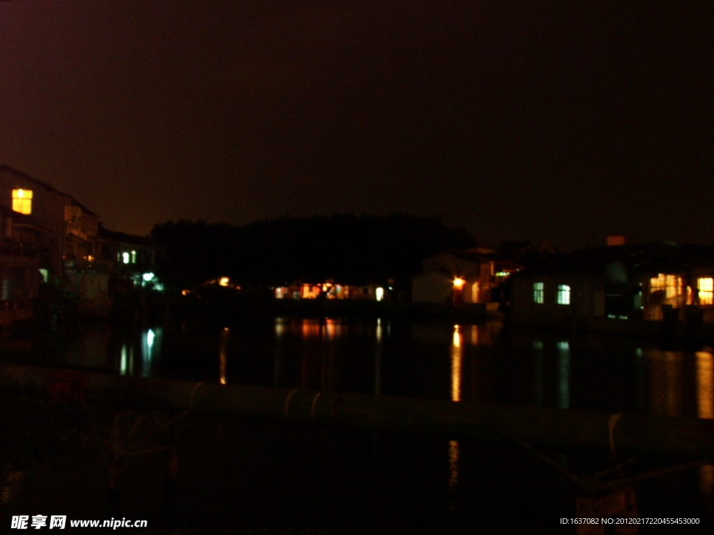 湖面夜景