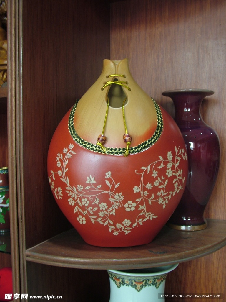 缠枝花纹花瓶
