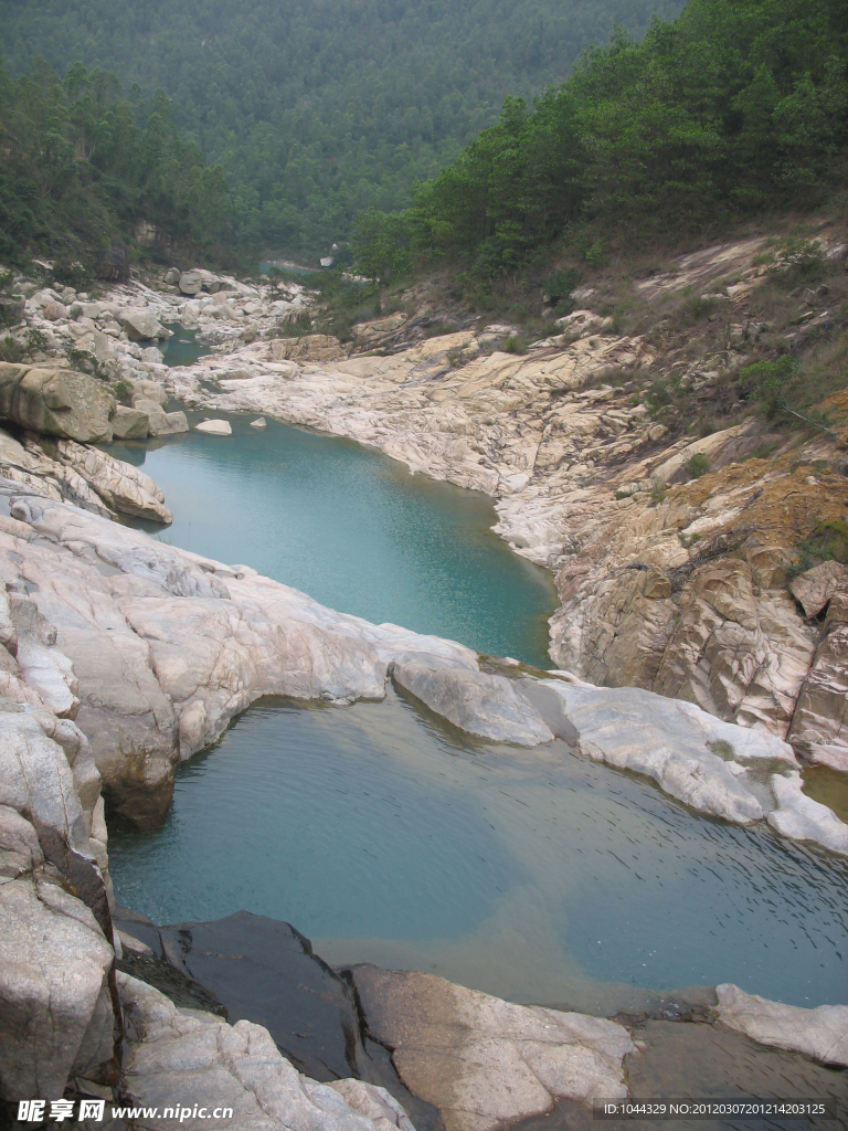 山间绿水