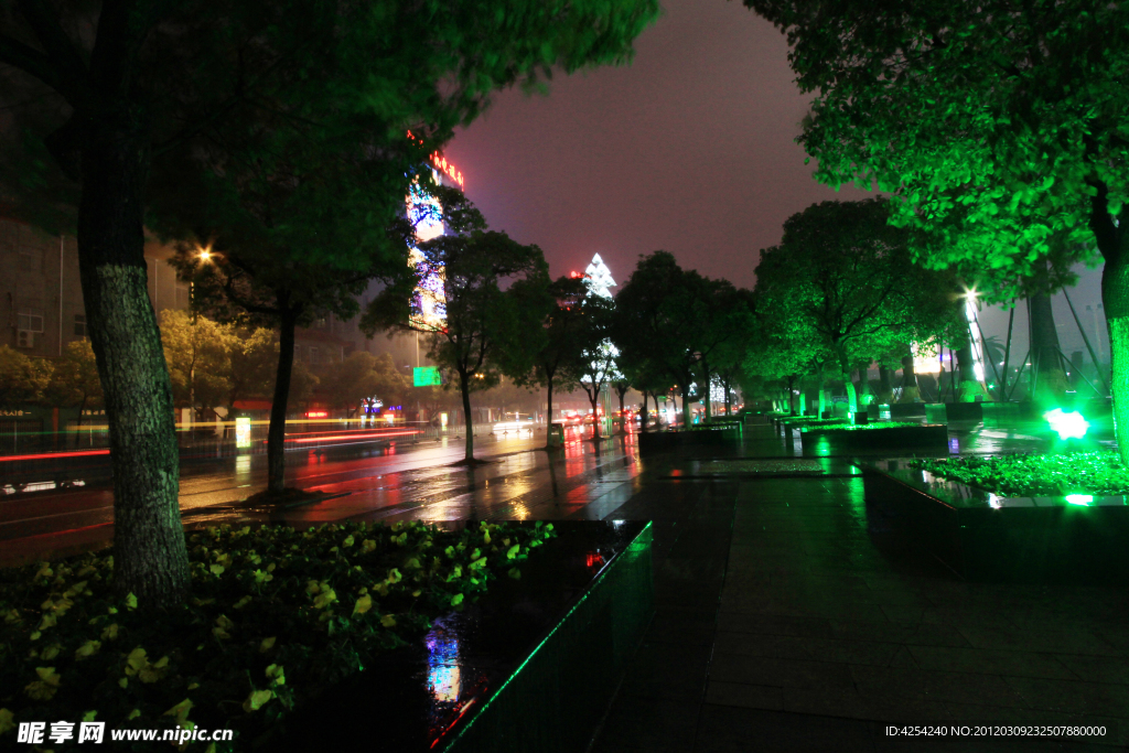 南昌雨后之夜