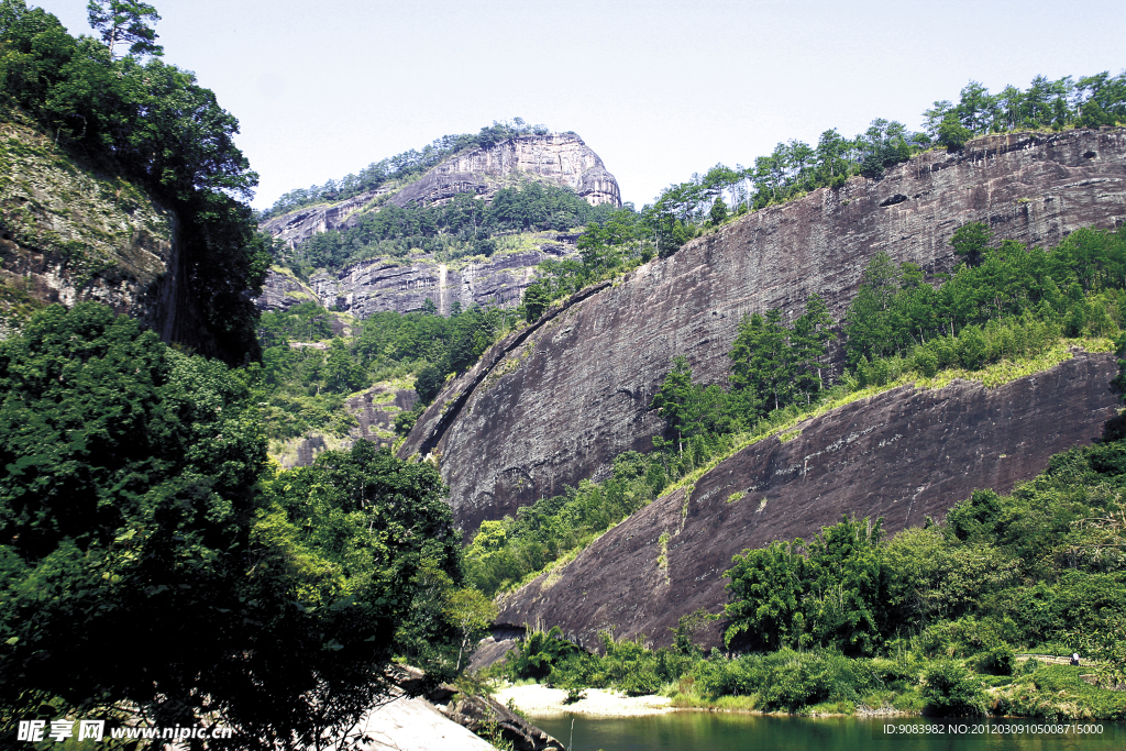 山壁 小溪