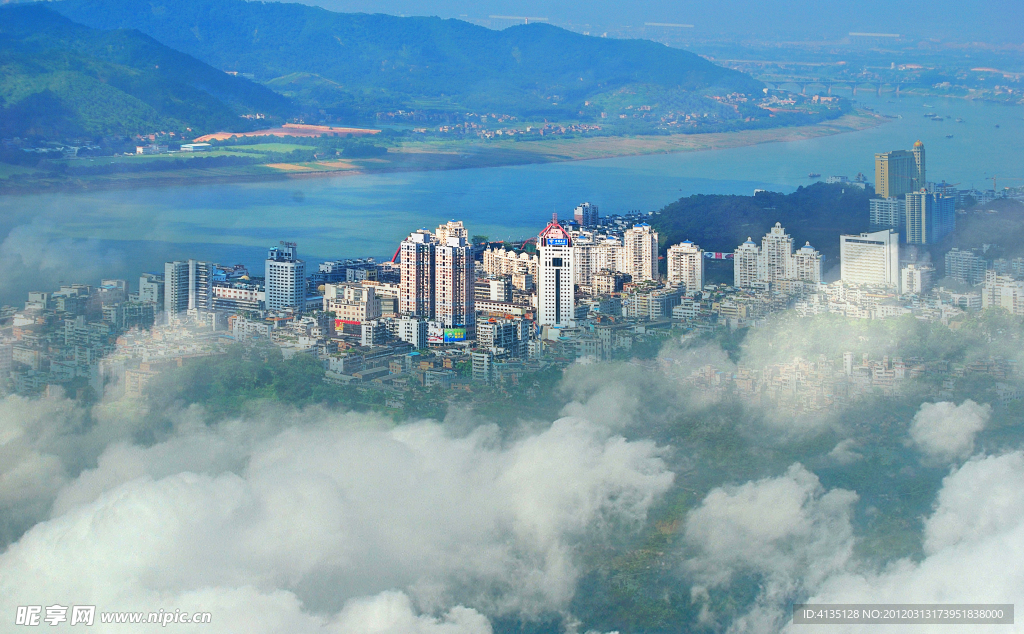 城市清晨雾景