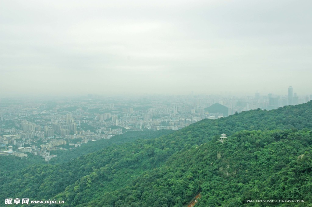 广州白云山雨雾风景