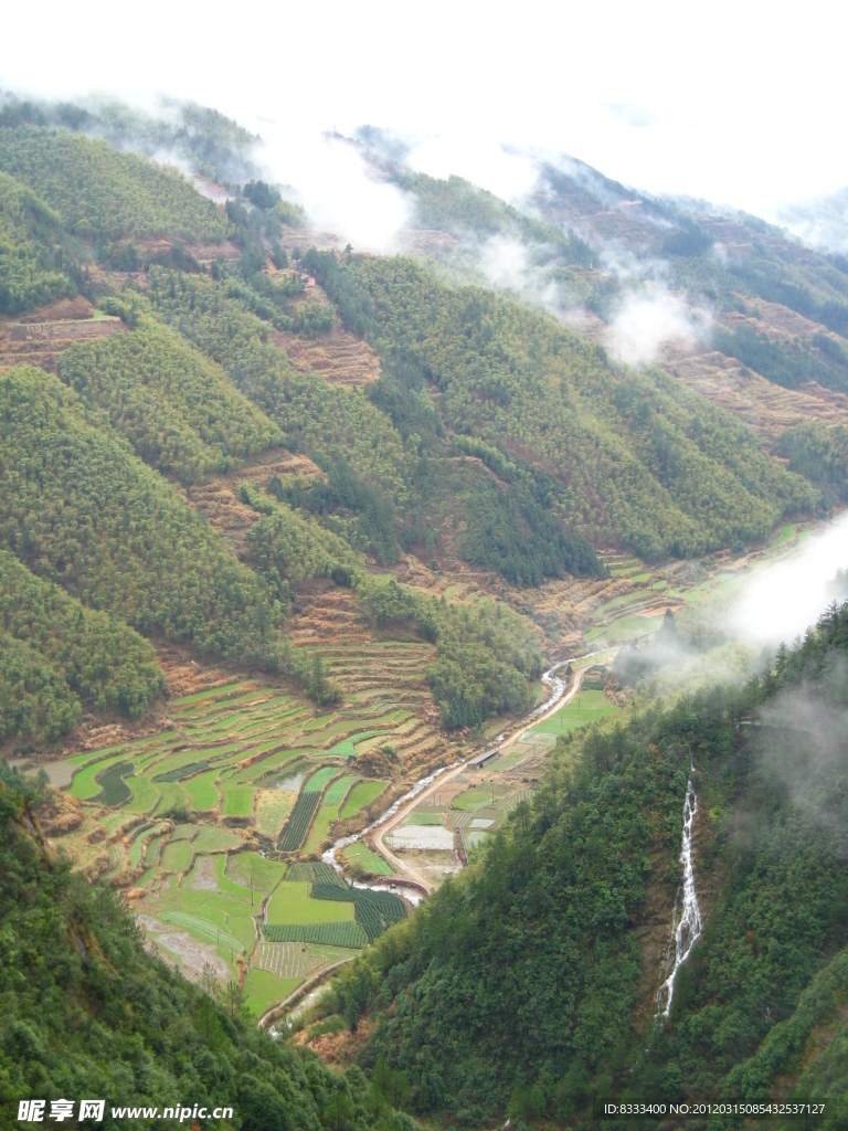 山间梯田瀑布云雾