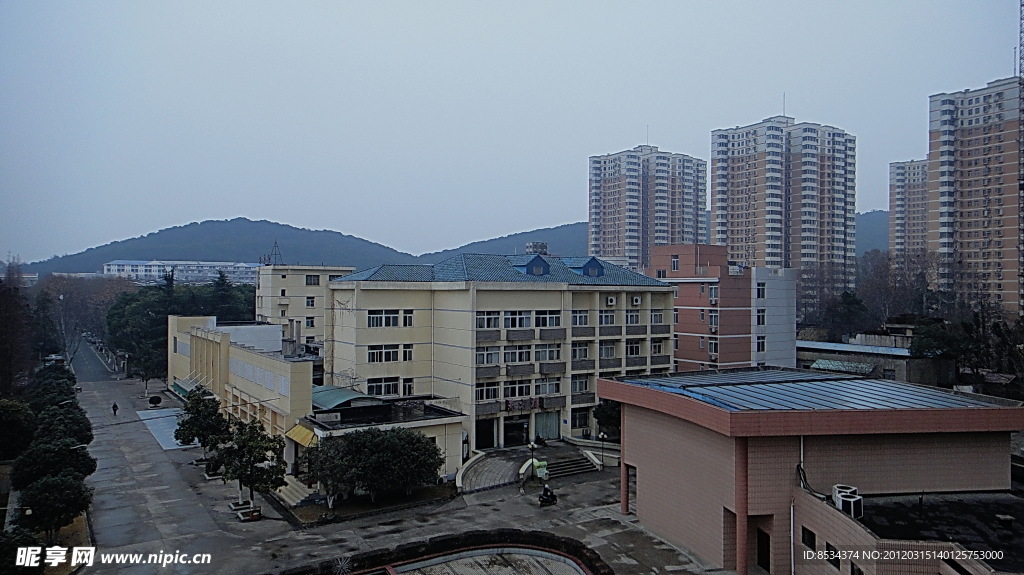 山村的新楼