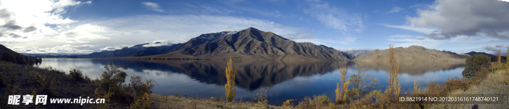 山峰与湖泊全景