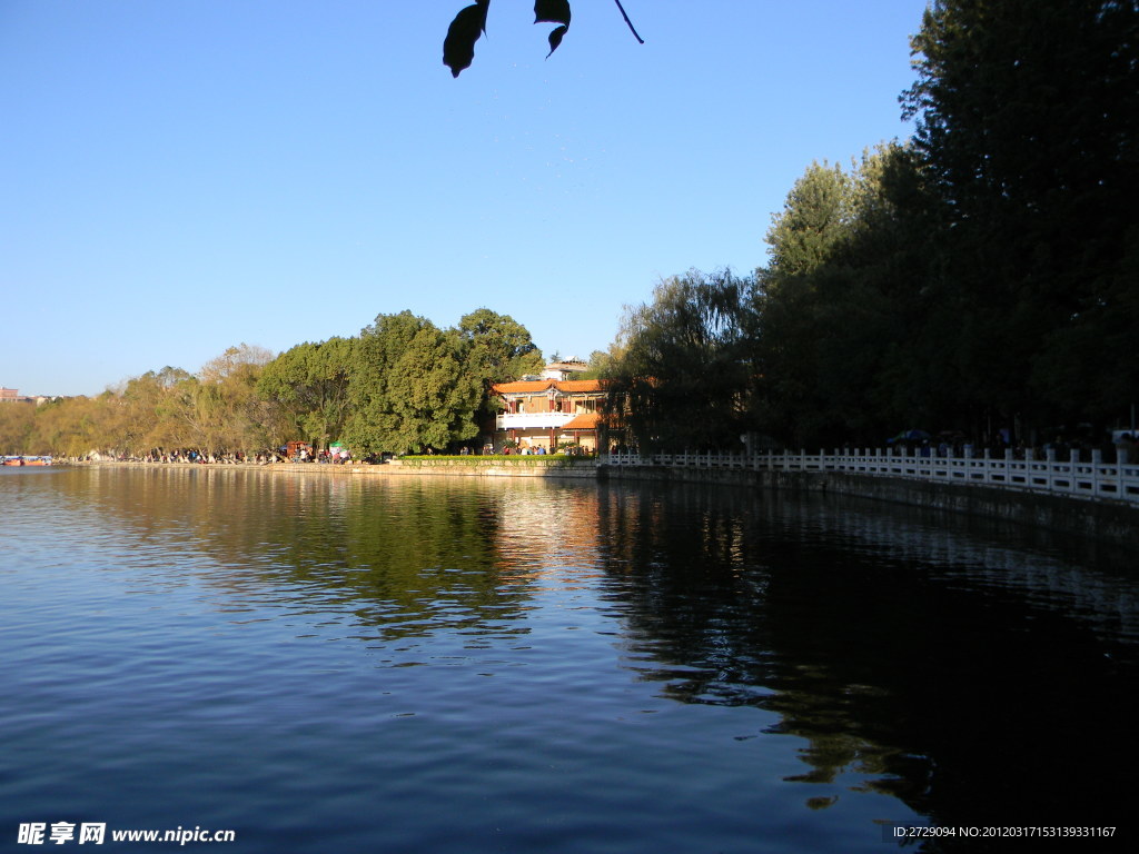 翠湖湖堤