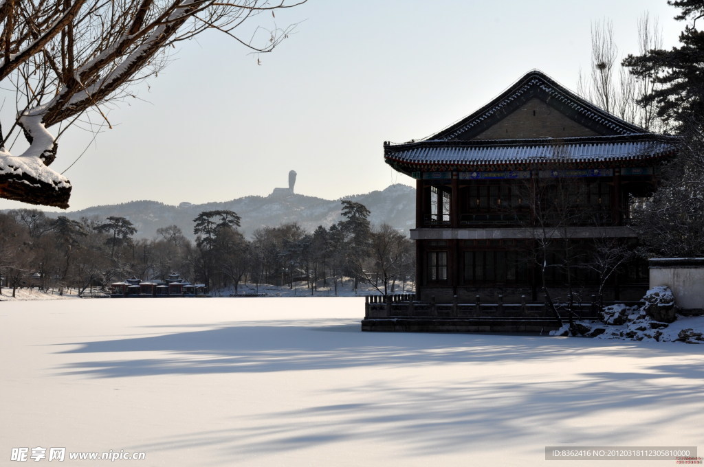 雪中烟雨楼（远处棒锤山）