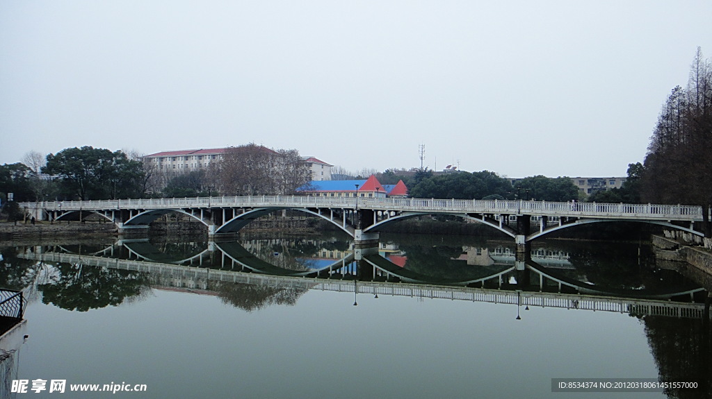 地大的湖桥