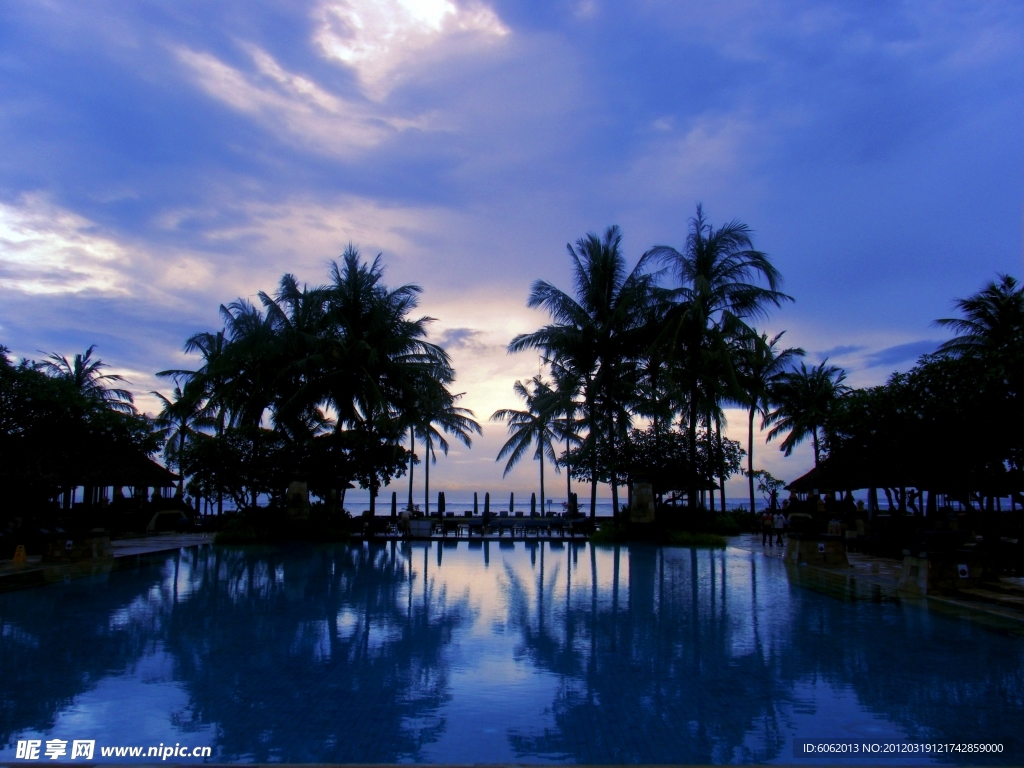 巴厘岛港丽酒店（Conrad Bali）游泳池傍晚