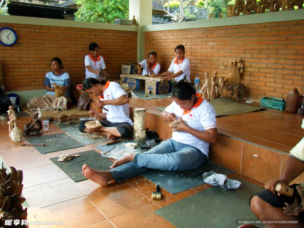 巴厘岛木雕村（wood carver）的艺术家