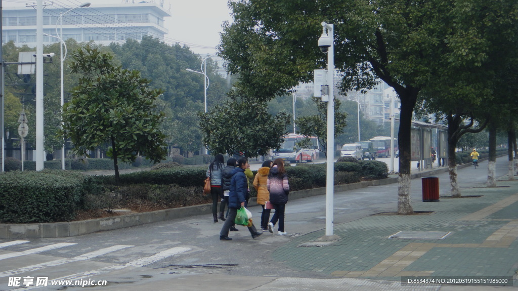雨中的学子