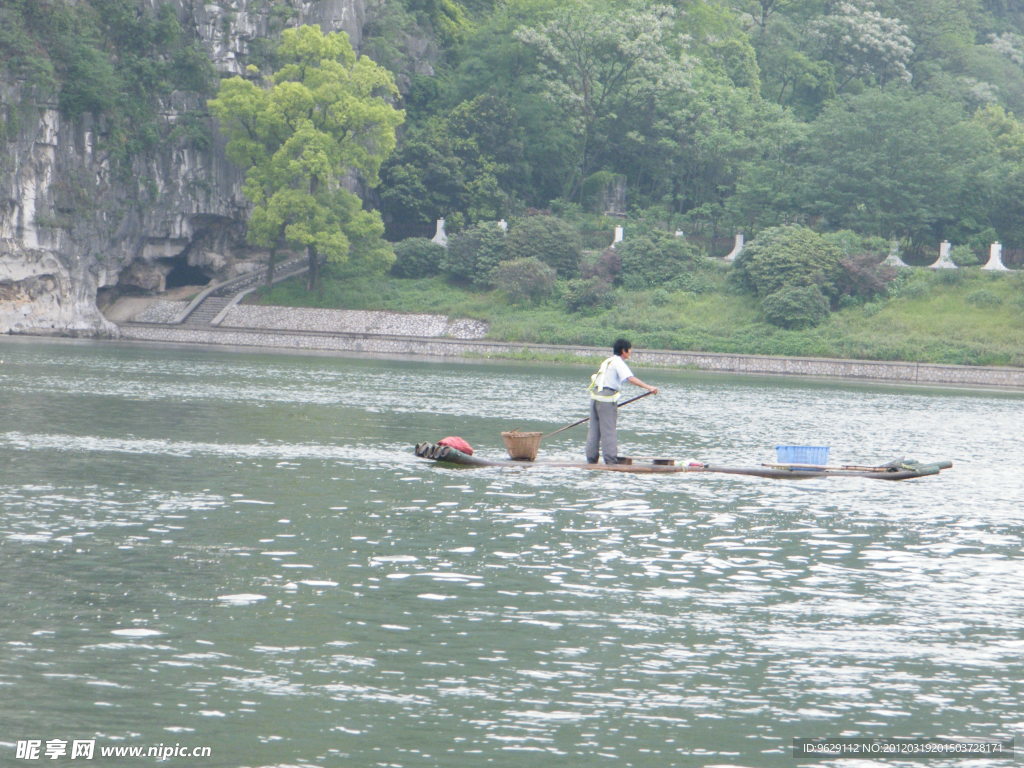 漓江划船人