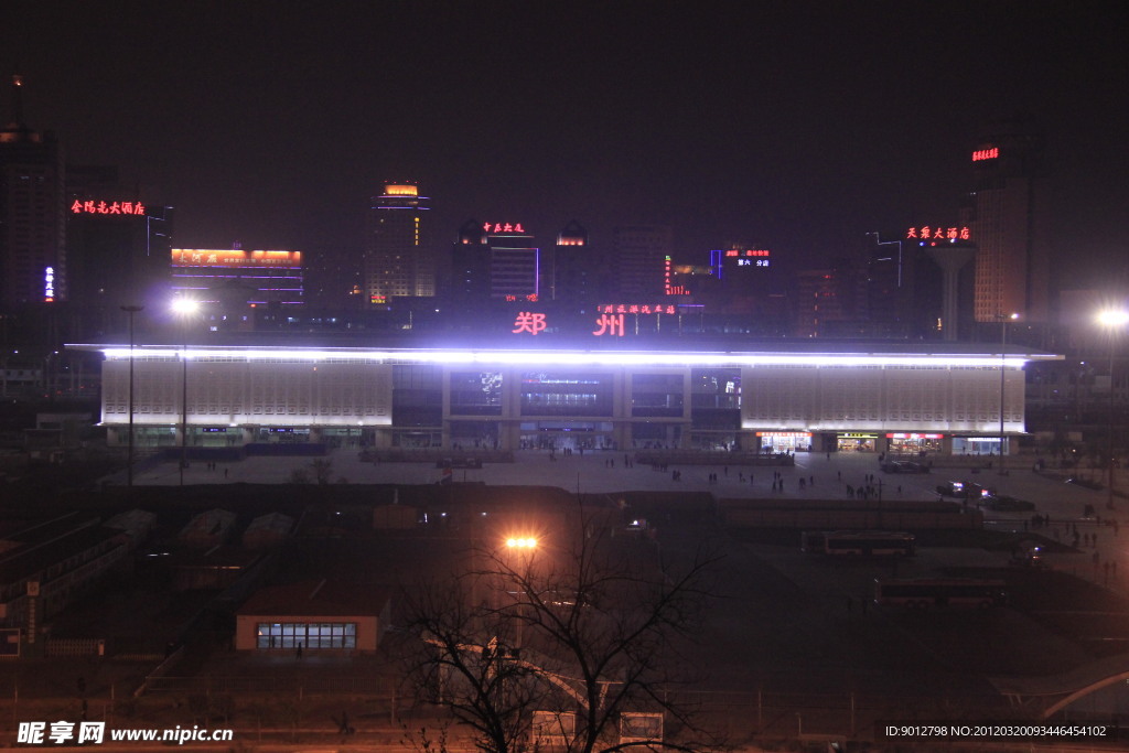 郑州火车站西广场夜景实拍