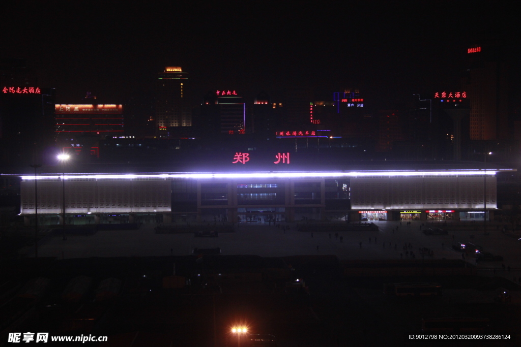 郑州火车站西广场夜景实拍