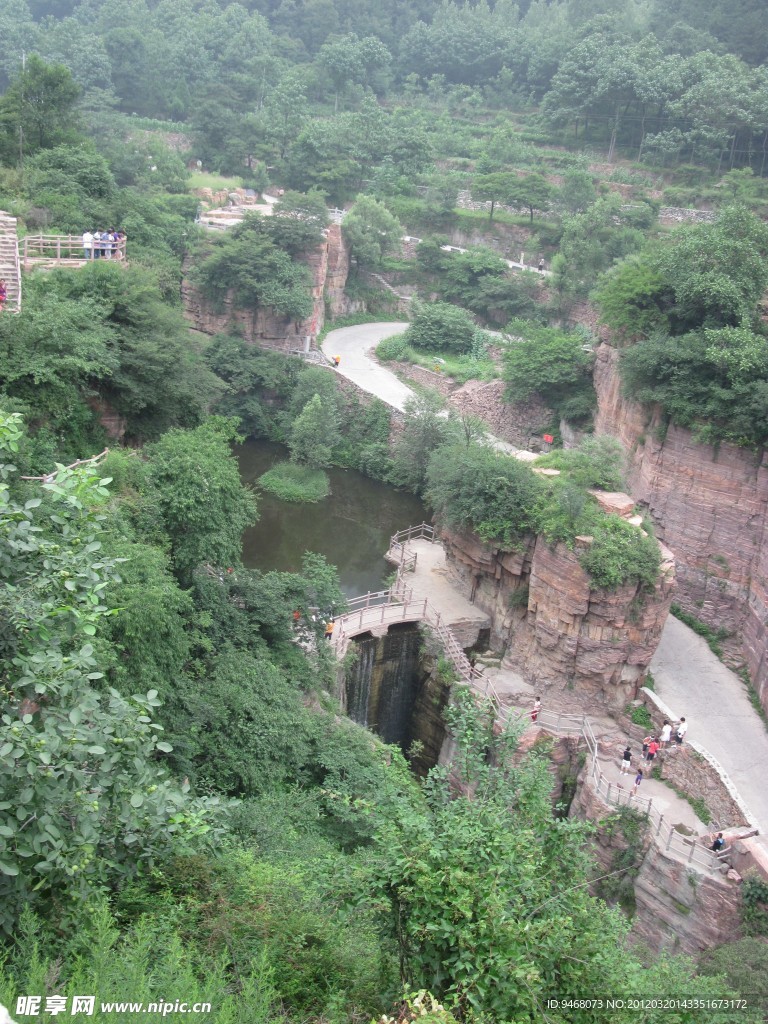 水流于山间