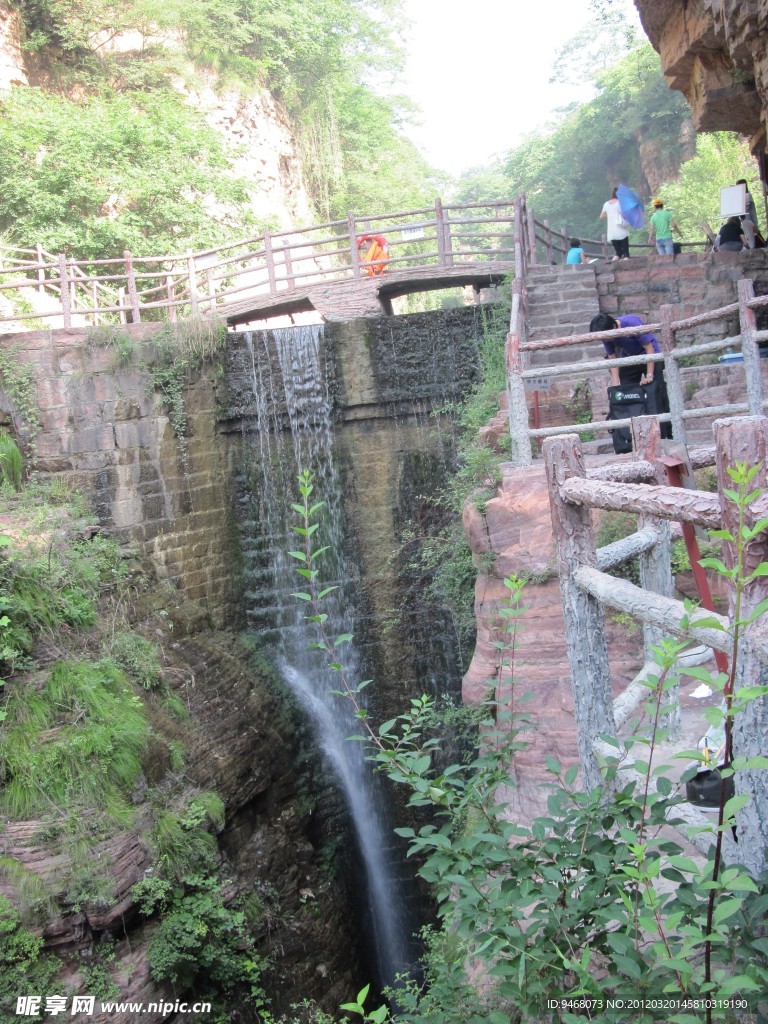 水流于山间