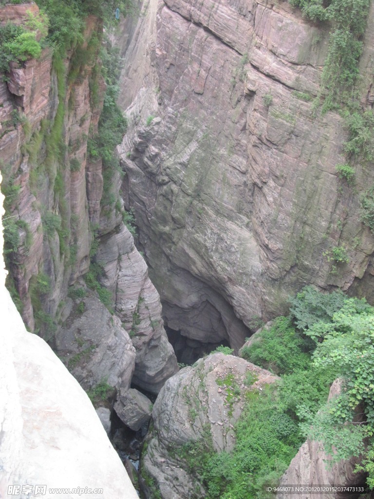 水流于山间