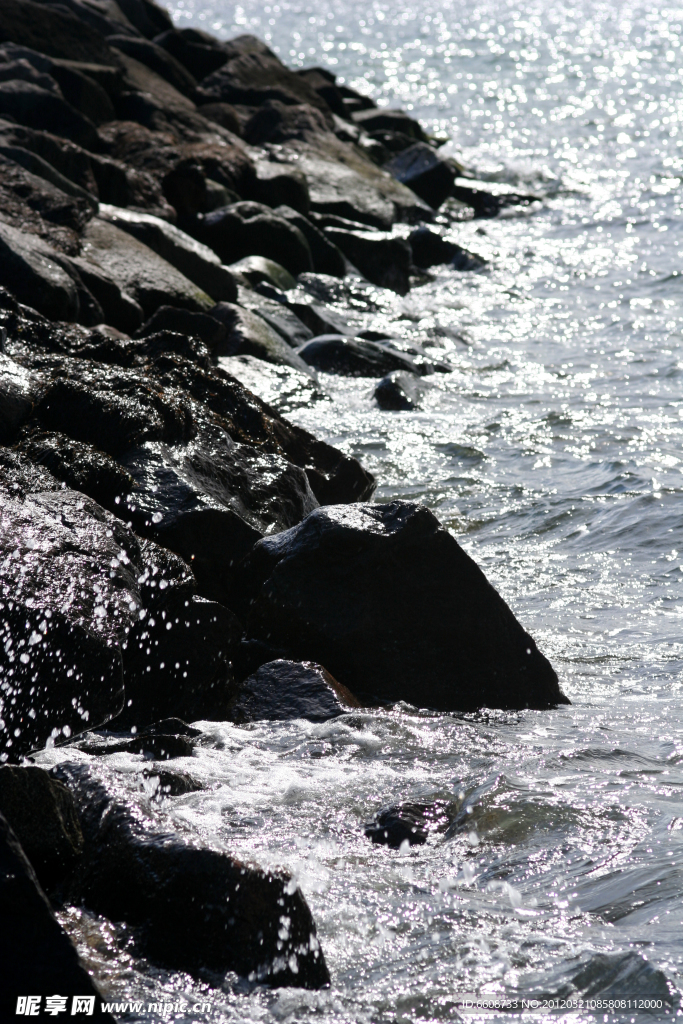 水花拍打岩石