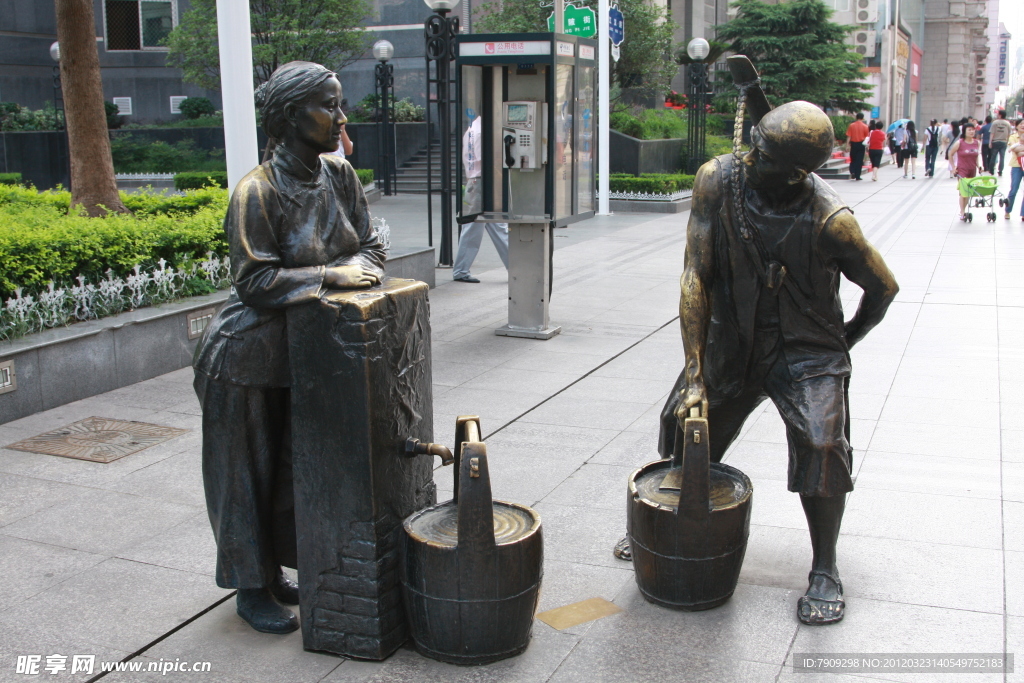 江汉路步行街上的雕塑