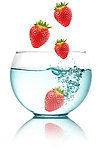 扔到水里的草莓