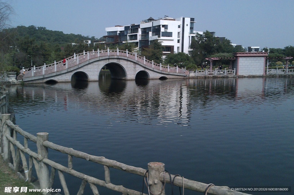 拱桥 湖面