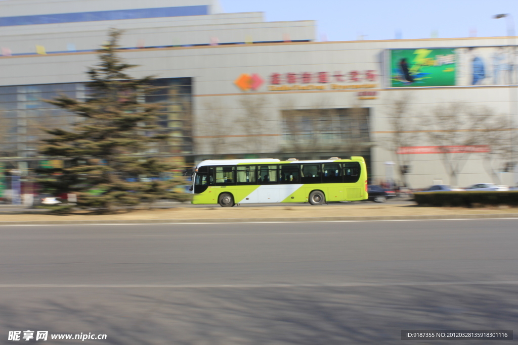 急驶的公交车