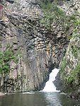 山石与瀑