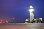 夜晚海上公园的灯塔