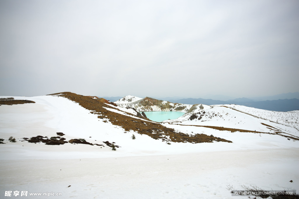 雪山湖水