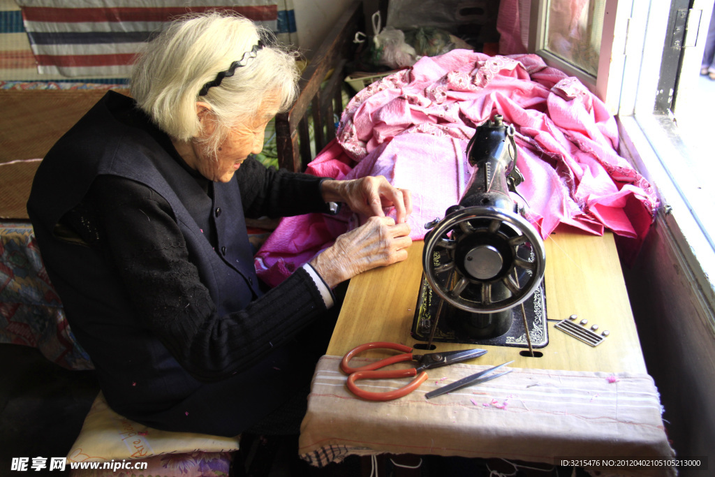 缝衣服的老奶奶图片