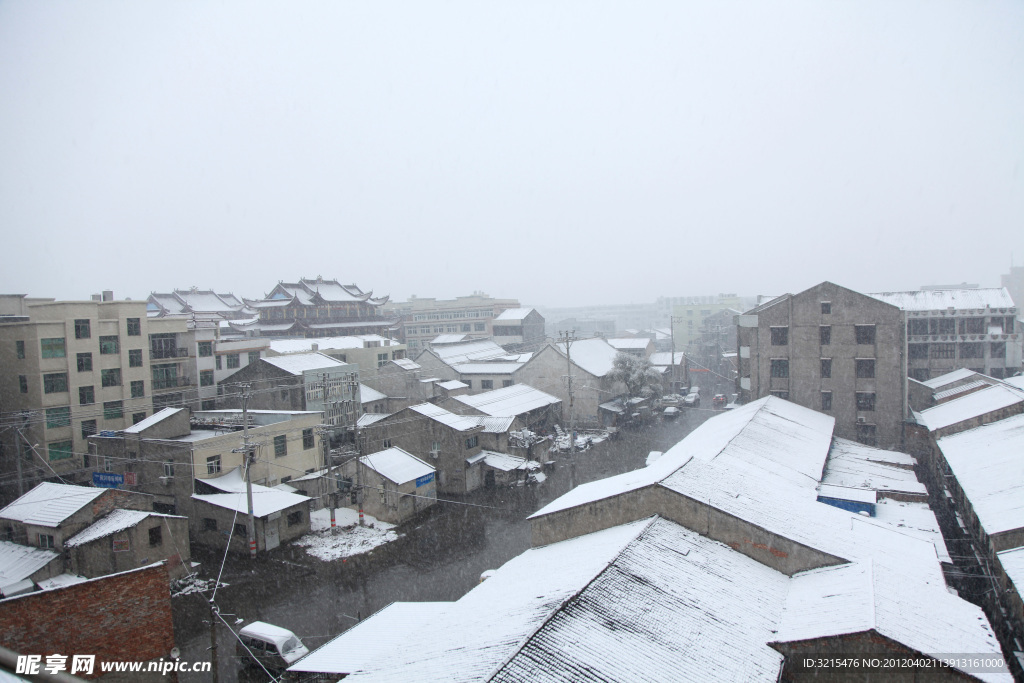 积雪的屋顶