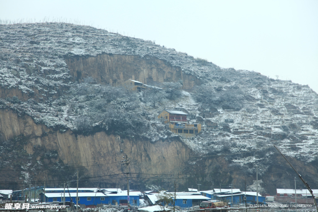 积雪的山