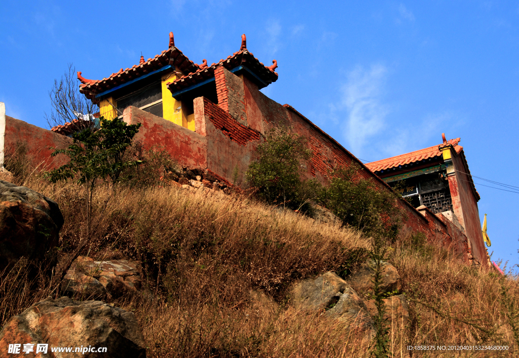 枣阳唐梓山山顶寺庙之景