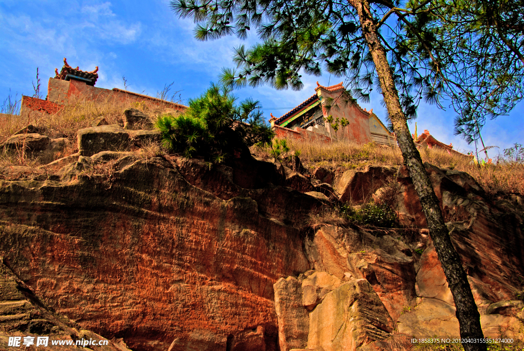 枣阳唐梓山山顶寺庙之景