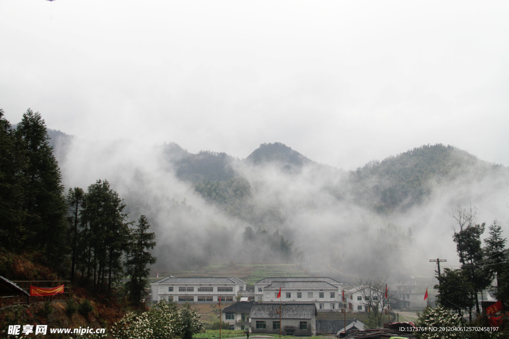 山里雨雾