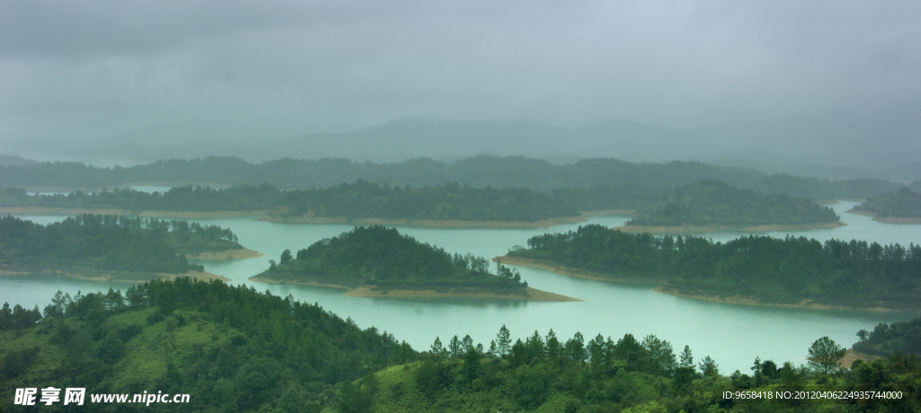 万绿湖雨色