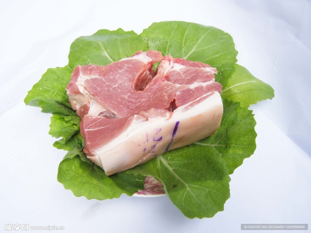 新鲜猪肉日常两块后腿肉厨房烹饪摄影图配图高清摄影大图-千库网