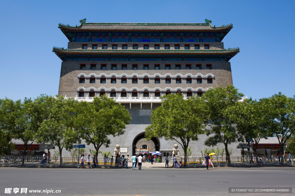 前门 古楼 绿树