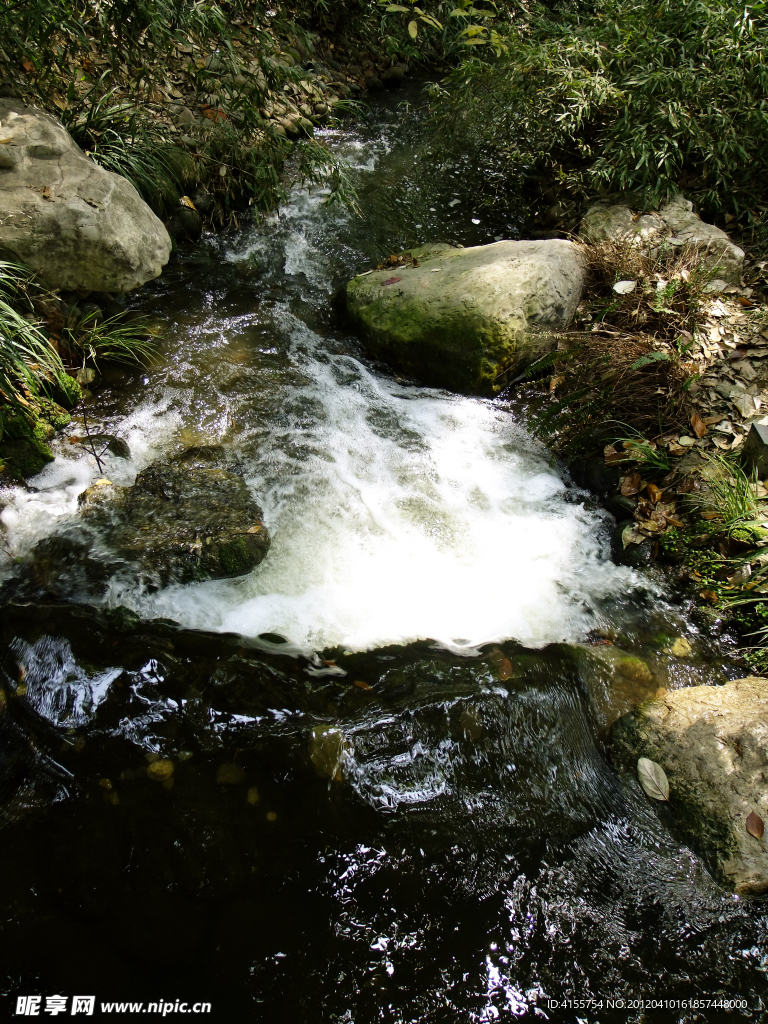 小溪流水