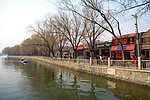 胡同后海碧 清水 倒影 石护栏 树木