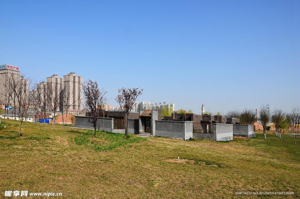 草坪上的小砖屋