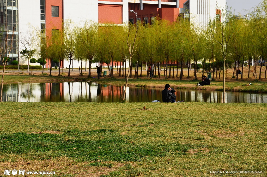 学院湖畔