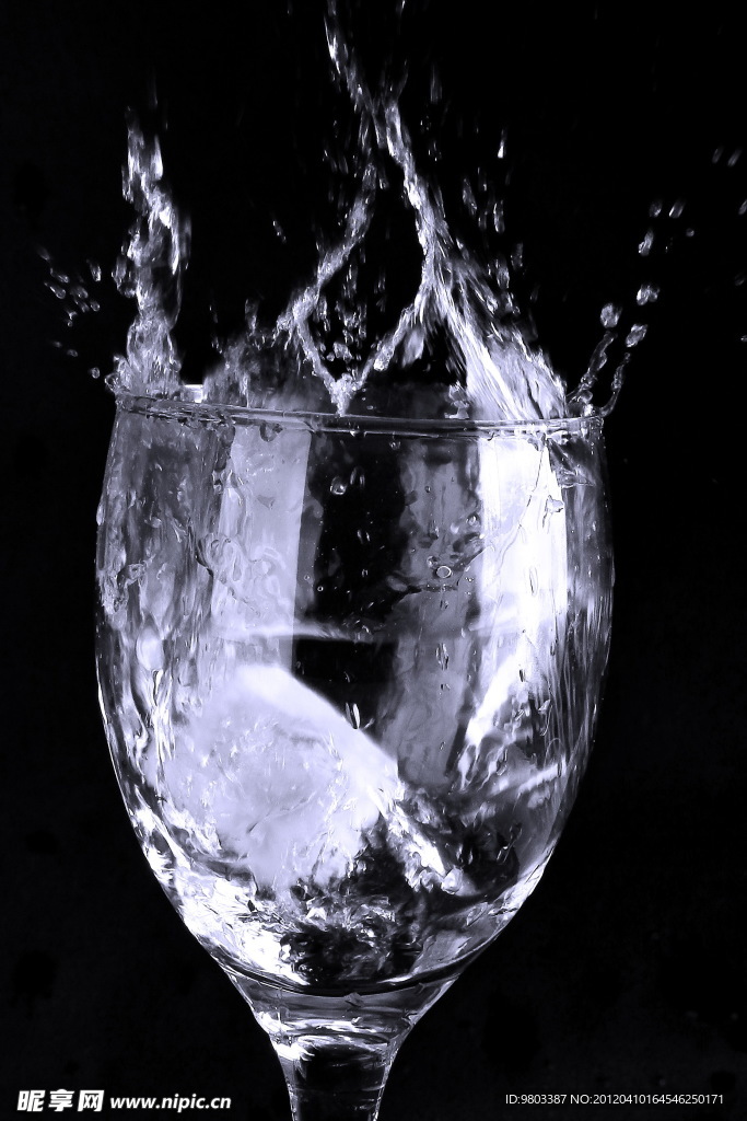 酒杯与水