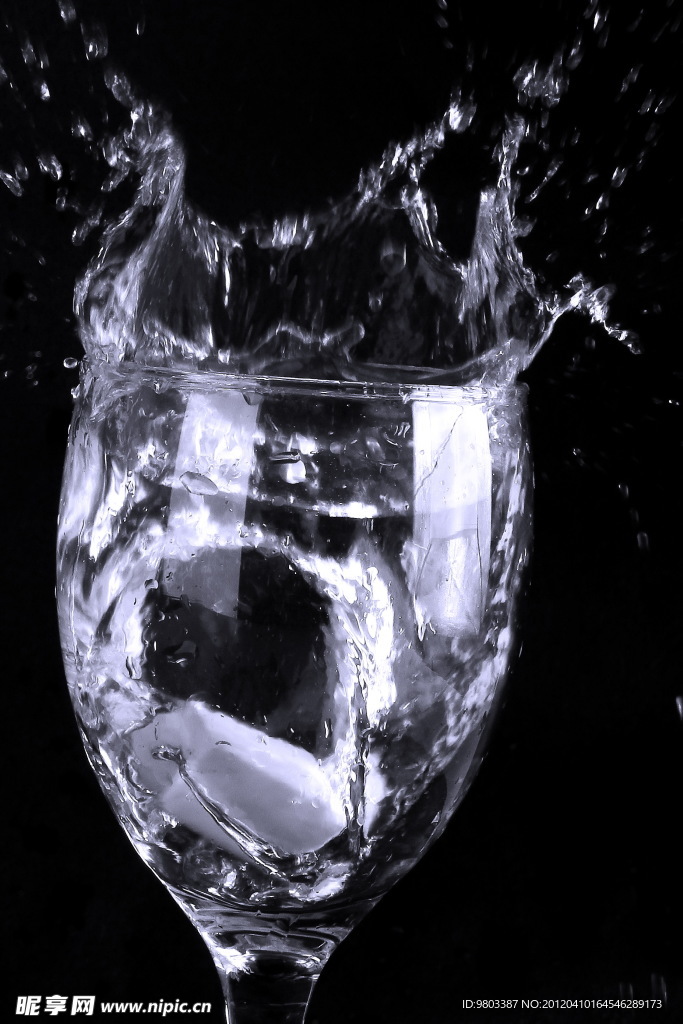 酒杯与水